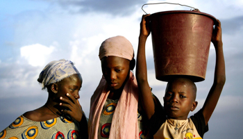 Three siblings return home after washing clothes at a river in Niger's capital Niamey (Reuters/Finbarr O'Reilly)