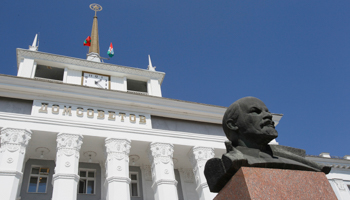 A bust of Vladimir Lenin sits outside the city government headquarters in Tiraspol, Transnistria (Reuters/Gleb Garanich)