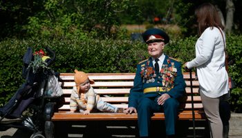 Different generations: a Second World War veteran and a small child on a bench in Moscow (Reuters/Maxim Zmeyev)