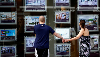 A couple outside an estate agent in London, August 2016 (Reuters/Peter Nicholls)