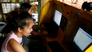 Internet users at a local cafe in Navotas, Philippines (Reuters/Erik De Castro)