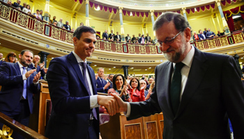 New Prime Minister Pedro Sanchez (L) and predecessor Mariano Rajoy in parliament in Madrid, June 1 (Reuters/Pierre-Philippe Marcou)