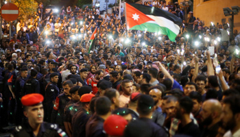 Protesters chant slogans near Jordan Prime Minister's office during a protest in Amman, Jordan June 5, 2018 (Reuters/Muhammad Hamed)