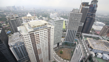 A business district in Metro Manila (Reuters/Romeo Ranoco)