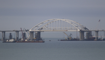 A road-and-rail bridge connecting the Russian mainland with the Crimean peninsula (Reuters/Pavel Rebrov)