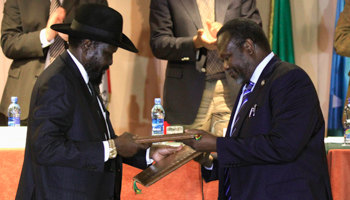 President Salva Kiir and rebel leader Riek Machar exchange signed copies of a ceasefire agreement, Addis Ababa, February 1, 2015 (Reuters/Tiksa Negeri)