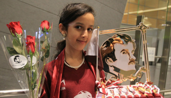 A Qatari girl holds flowers and pictures of Emir Tamim bin Hamad Al Thani, Doha, June 22, 2017 (Reuters/Naseem Zeitoon)