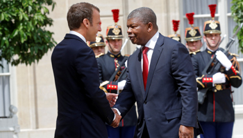 French President Emmanuel Macron welcomes Angola's President Joao Lourenco to the Elysee Palace in Paris (Reuters/Philippe Wojazer)