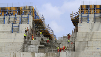 Workers constructing a section of the Grand Ethiopian Renaissance Dam, Benishangul Gumuz, Ethiopia, March 31, 2015 (Reuters/Tiksa Negeri)