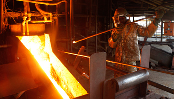 An employee works at a platinum smelter at Selous Metallurgical Complex near Harare (Reuters/Philimon Bulawayo)