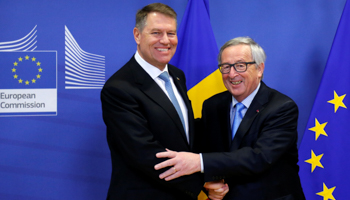 European Commission President Jean-Claude Juncker welcomes Romanian President Klaus Iohannis for talks in Brussels, January 31 (Reuters/Francois Lenoir)