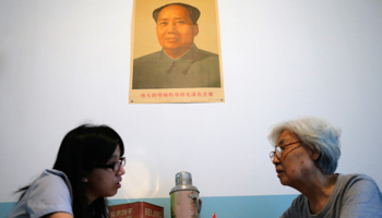 Zhou Jingzang (R), 77, undergoes mental health therapy with social worker Chen Meiling in the Beijing First Social Welfare Institution affiliated nursing home (Reuters/Kim Kyung-Hoon)