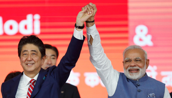 Japanese Prime Minister Shinzo Abe (L) and his Indian counterpart Narendra Modi (Reuters/Amit Dave)