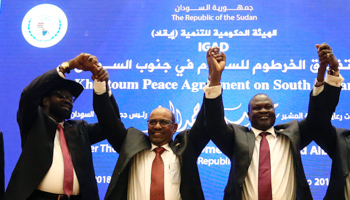 South Sudan’s President Salva Kiir, Sudan's President Omar Al-Bashir and rebel leader Riek Machar hold hands after signing a peace agreement in Khartoum, Sudan, June 27, 2018 (Reuters/Mohamed Nureldin Abdallah)