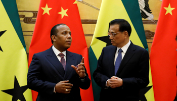 Prime Minister of Sao Tome and Principe Patrice Trovoada speaks to Chinese Premier Li Keqiang in Beijing (Reuters/Yohei Kanasashi)