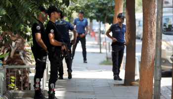 Turkish police guard the home of US pastor Andrew Brunson in Izmir, August 20 (Reuters/Osman Orsal)