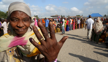 A woman shows her inked finger after voting in the 2015 general election in Kinondoni district of Dar es Salaam, October 25, 2015 (Reuters/Emmanuel Herman)