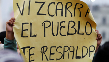 A pro-government demonstrator with a sign reading “Vizcarra, the people support you” (Reuters/Guadalupe Pardo)