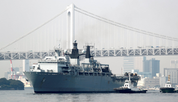 The UK warship HMS Albion arrives in Tokyo in August 2018 (Reuters/Toru Hanai)