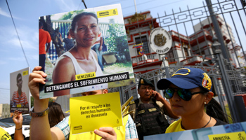Amnesty International demonstrators outside the Venezuelan embassy in Lima (Reuters/Ivan Alvarado)