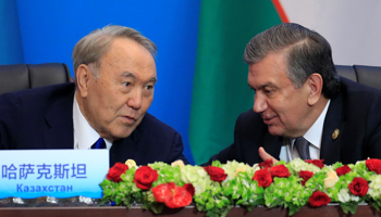 Uzbek President Shavqat Mirzioyev (R) confers with his Kazakh counterpart Nursultan Nazarbayev (Reuters/Aly Song)