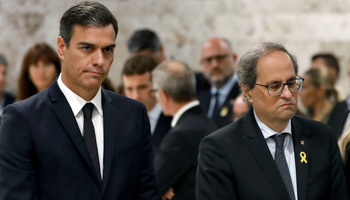 Spain's Prime Minister Pedro Sanchez stands next to Catalan President Quim Torra during the funeral of Spanish opera singer Montserrat Caballe in Barcelona, Spain, October 8, 2018 (Reuters/Andreu Dalmau)