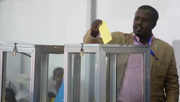 A Somali lawmaker casts his ballot during the 2017 presidential election, Mogadishu, February 8, 2017 (Reuters/Feisal Omar)