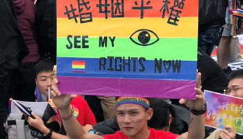 Supporters of same-sex marriage take part in a rally outside the Presidential Office Building in Taipei, Taiwan December 10, 2016 (Reuters/Fabian Hamacher)