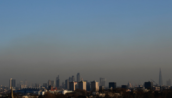 Smog is seen over the city of London, Britain, January 24, 2017 (Reuters/Toby Melville)