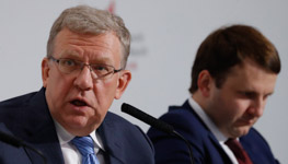 Alexey Kudrin (L), head of the Accounting Chamber, and Economic Development Minister Maxim Oreshkin (R) (Reuters/Sergei Karpukhin)