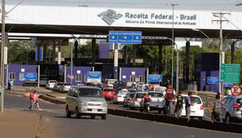 Cars waiting to pass through Brazilian customs from the city of Ciudad del Este (Reuters/Jorge Adorno)