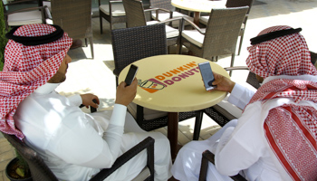 Saudi men access social media on their phones in a Riyadh cafe, May 2016 (Reuters/Faisal Al Nasser)
