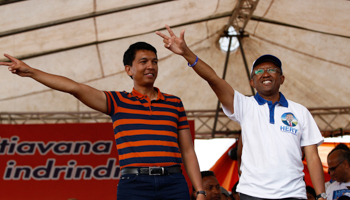 Madagascar's then-President Andry Rajoelina (L) and presidential candidate Hery Rajaonarimampianina (R) in 2013 (Reuters/Thomas Mukoya)