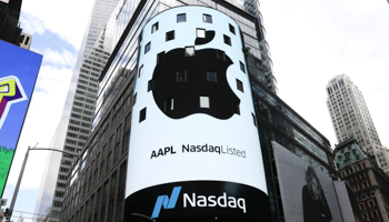 An electronic screen displays the Apple Inc logo on the exterior of the Nasdaq Market Site following the close of the day's trading session in New York City, August 2, 2018 (Reuters/Mike Segar)