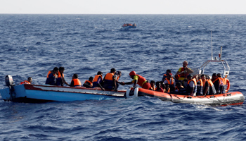 An inflatable boat from the Spanish vessel Astral operated by the NGO Proactiva collects migrants off the Libyan coast in the Mediterranean Sea, August 18, 2016 (Reuters/Giorgos Moutafis)