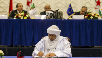 The secretary-general of the Coordination of Movements of Azawad signs the ‘Algiers Accord’ peace agreement, Algeria, May 14, 2015 (Reuters/Zohra Bensemra)