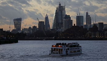 The River Thames as the sun sets behind the Canary Wharf financial district of London (Reuters/Simon Dawson)