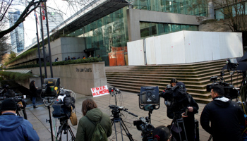 Media wait outside Meng Wanzhou's bail hearing, British Columbia Supreme Court, Vancouver, December 10 (Reuters/David Ryder)