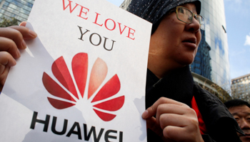 Lisa Duan, a visitor from China, holds a sign in support of Huawei outside of bail hearing of Huawei CFO Meng Wanzhou in Canada (Reuters/David Ryder)