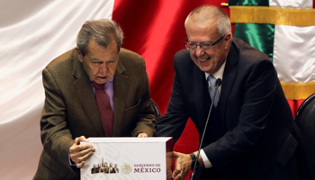 Mexico's new Finance Minister Carlos Urzua presents the 2019 national budget next to lawmaker Porfirio Munoz Ledo of the ruling National Regeneration Movement party (MORENA) at the Congress in Mexico City, Mexico December 15, 2018 (Reuters/Alexandre Meneghini)