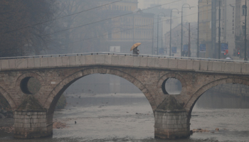 A bridge in smog-blanketed Sarajevo, December 2018 (Reuters/Dado Ruvic)