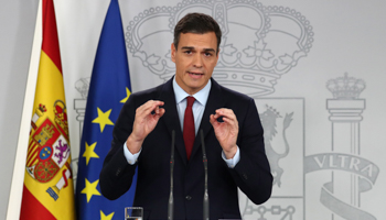 Spain's Prime Minister Pedro Sanchez delivers a statement at the Moncloa Palace in Madrid, November 24 (Reuters/Sergio Perez)