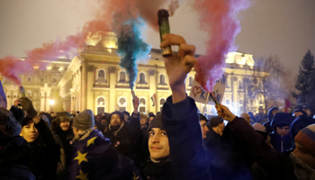 Demonstrators outside the Presidential Palace protesting against changes to labour law, Budapest, December 21 (Reuters/Bernadett Szabo)