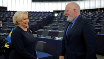 Romanian Prime Minister Viorica Dancila (L) and European Commission First Vice-President Frans Timmermans before the European Parliament debates Romania’s rule of law, October 3, 2018 (Reuters/Vincent Kessler)