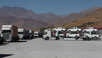 Trucks queue at the border between Iraqi Kurdistan and Iran, October 2017 (Reuters/Azad Lashkari)