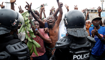 Supporters of Felix Tshisekedi celebrate his provisional victory in presidential polls as riot police stand by, Kinshasa, January 10, 2018 (Reuters/Baz Ratner)