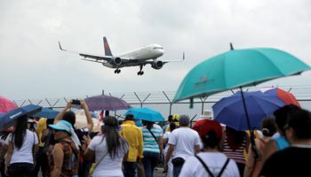 A plane lands at Costa Rica's Juan Santamaria Airport, September 17, 2018 (Reuters/Juan Carlos Ulate)