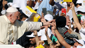 Pope Francis greets worshippers as he arrives to give a mass in Abu Dhabi, February 2019 (Reuters/Ahmed Jadallah)