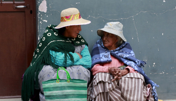 Elderly indigenous women chat at a polling centre in La Paz, during the re-election referendum, February 21, 2016 (Reuters/David Mercado)