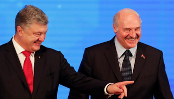 Ukrainian President Petro Poroshenko (L) with his Belarussian counterpart Alexander Lukashenka at the first Forum of Regions in Gomel (Reuters/Vasily Fedosenko)